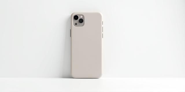 Minimalistisches Smartphone mit hochwertigem Case und Accessoire auf weißem Hintergrund