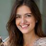 Portrait einer jungen Frau mit Smartphone